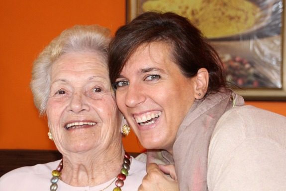 Persona mayor con un familiar en su domicilio