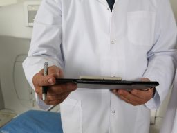 Cuidador acompañando a su cliente al médico