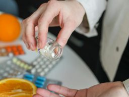 Cuidador preparando la medicación diaria del cliente